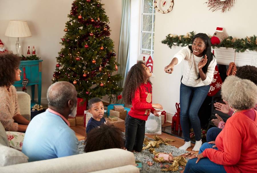 Familie spielt gemeinsam an Weihnachten