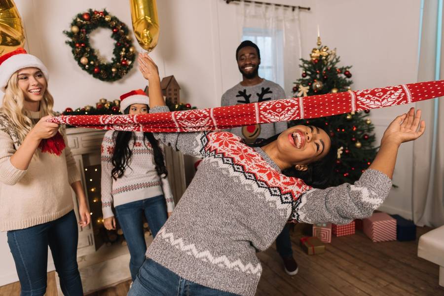 Freundesgruppe bei einer Weihnachtsherausforderung